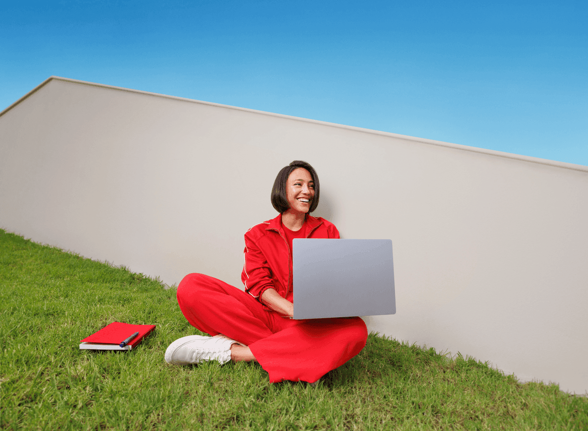 Mulher usando um notebook ao ar livre